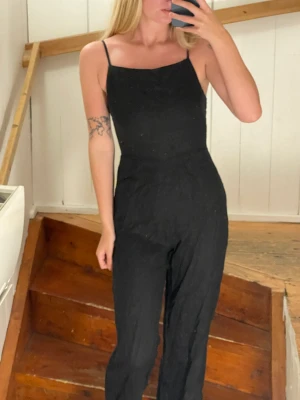 Jumpsuit i linnematerial - Så fin men lite för kort för mig. Fint skick
