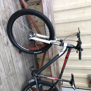 Cykel - Säljer en X-Trail cykel. Då jag har en annan cykel! De är 16 växlar alla växlar funkar bak och frambroms funkar bra! Ingenting är sönder! 0722200383 om ni är intresserade pris kan också diskuteras då!