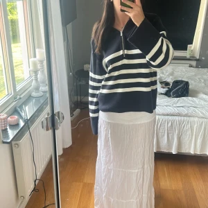 Lång kjol - Super fin långkjol som inte använts, (legat i garderoben så lite skrynklig men helt oanvänd och bra skick) 