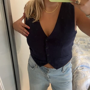 Marinblå Väst - Mörk marinblå väst från Abercrombie&Fitch💙💙 Exremt bra kvalitet!! Ser så fräsch ut!! En perfekt fest topp