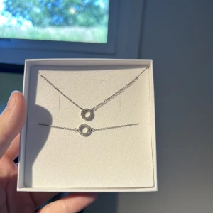 Edblad halsband - Halsband och armband från Edblad, säljs på grund av att jag inte använder silver smycken. Endast använda en gång. Köp båda för 350kr, går även att köpa en del💕