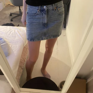 Kjol - Så snygg aldrig använd kjol ifrån mango. Low Waist och kort modell. Köpte för ca 300kr och säljer för 150kr eftersom den är nyskick.