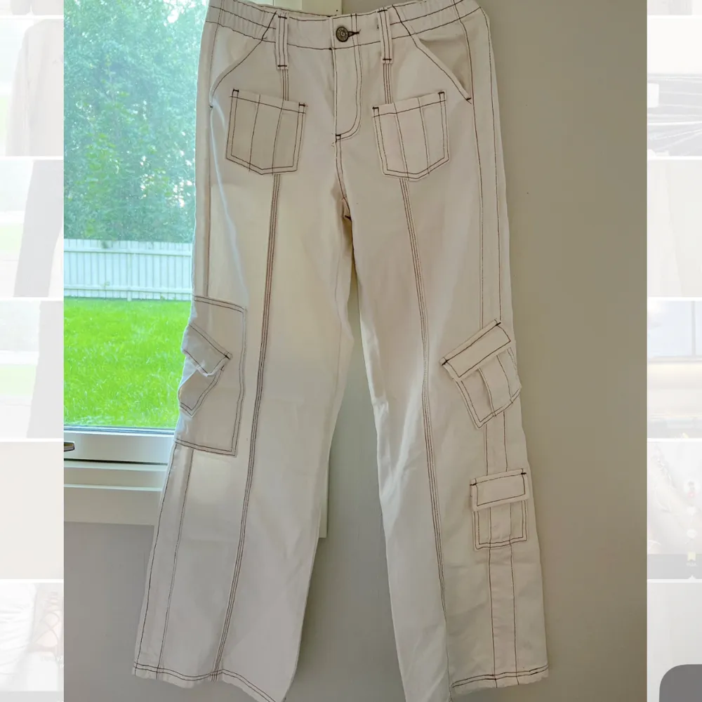 Vita cargo byxor från Urban outfitters. Jeans & Byxor.