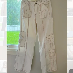 Cargo byxor - Vita cargo byxor från Urban outfitters