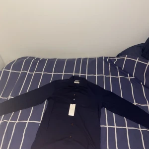 Overshirt - Mörkblå Overshirt från jack n jones oanvänd med prislapp kvar. Pris kan diskuteras.