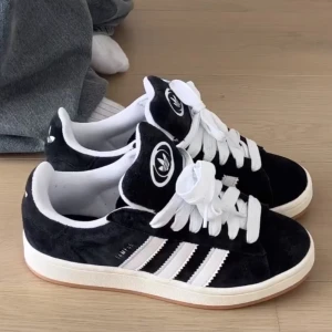 Adidas campus 00s - Säljer dessa otroligt snygga och populära campus 00s som är helt slutsålda överallt🤍 sprillans nya och oanvända, kommer i originalkartong med alla tillbehör! Först till kvarn
