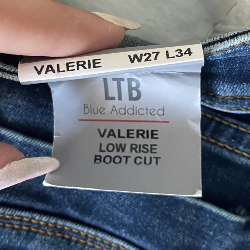 Intressekoll på dessa helt nya valerie jeans från LTB, lågmidjade & bootcut🩷 Osäker på om jag vill sälja men kom med prisförslag!! Storlek W27/L34!  Helt slutsålda, skriv vad ni hade kunnat tänka er att betala🩷  midjemått: 68cm Innerbensmått: 86cm . Jeans & Byxor.