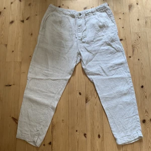 Linnebyxor - Byxor i 100% linne från Zara. Bra skick, knappt använda. Storlek 46, vilket är ca M-L. Skicka ett meddelande vid frågor eller fler bilder 