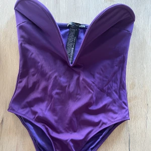 Zara body❤️ - Jättefin body från zara i storlek S. Använd 1 gång på halloween då jag va utklädd till joker. Köpte för 300 kr ungefär, säljer för 200 inkl frakt❤️