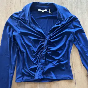 En helt oanvänd blå blus i storlek S. Säljer för 200 inkl frakt❤️