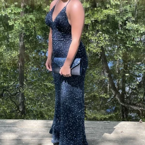 Balklänning  - Marinblå balklänning köpt från dressroom linné! Nypris 4995kr  Bara använd på en bal! Så i super fint skick   Priset kan diskuteras något vid snabbt och smidig affär