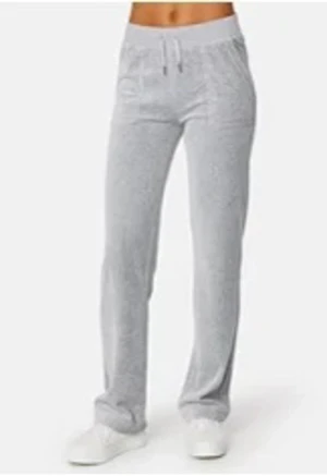 juicy byxor - säljer också dessa jättefina juicy byxor i färgen grå, då dom inye heller kommer till användning, har haft dom i 6 månader kanske och använt fåtal gånger!! köpte dom för 1200 säljer för min 600! dom är nästan i nyskick💕💕 är i storlek M