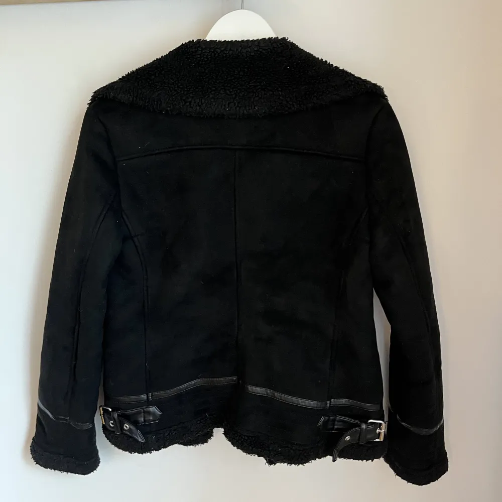 En lurvig och varm jacka från Zara, den är i storlek XS men passar som en S. . Jackor.