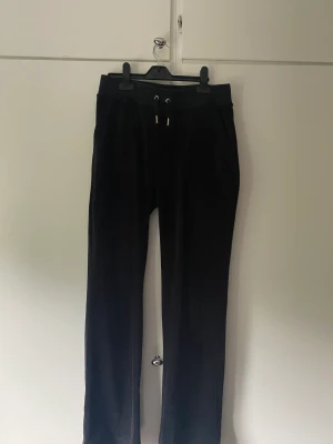 Juicy byxor  - Dom är använda ganska flitigt med säljer dom för att jag inte använder de längre. De har vissa defekter som att de är tvättade ganska mycket.