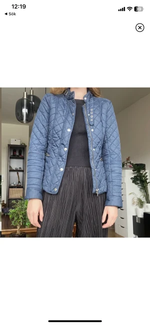 Jacka - Tryck gärna på ”köp nu” för billigare o spårbarfrakt 🥰Marinblå quiltad dunkjacka från Åhléns. I fint skick 💙säljer då den är lite liten för mig 