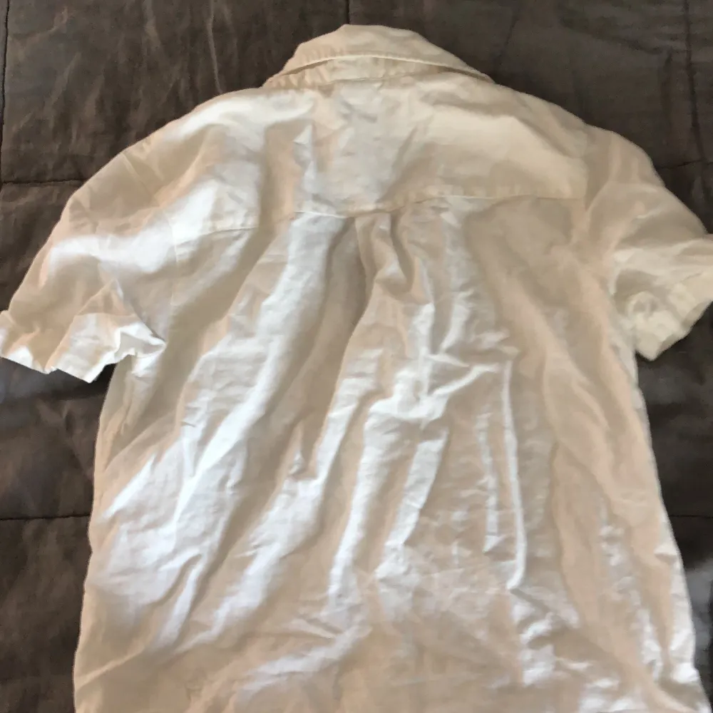 En linne skjorta från Lindex som tyvärr är för liten för mig. Skjortor.