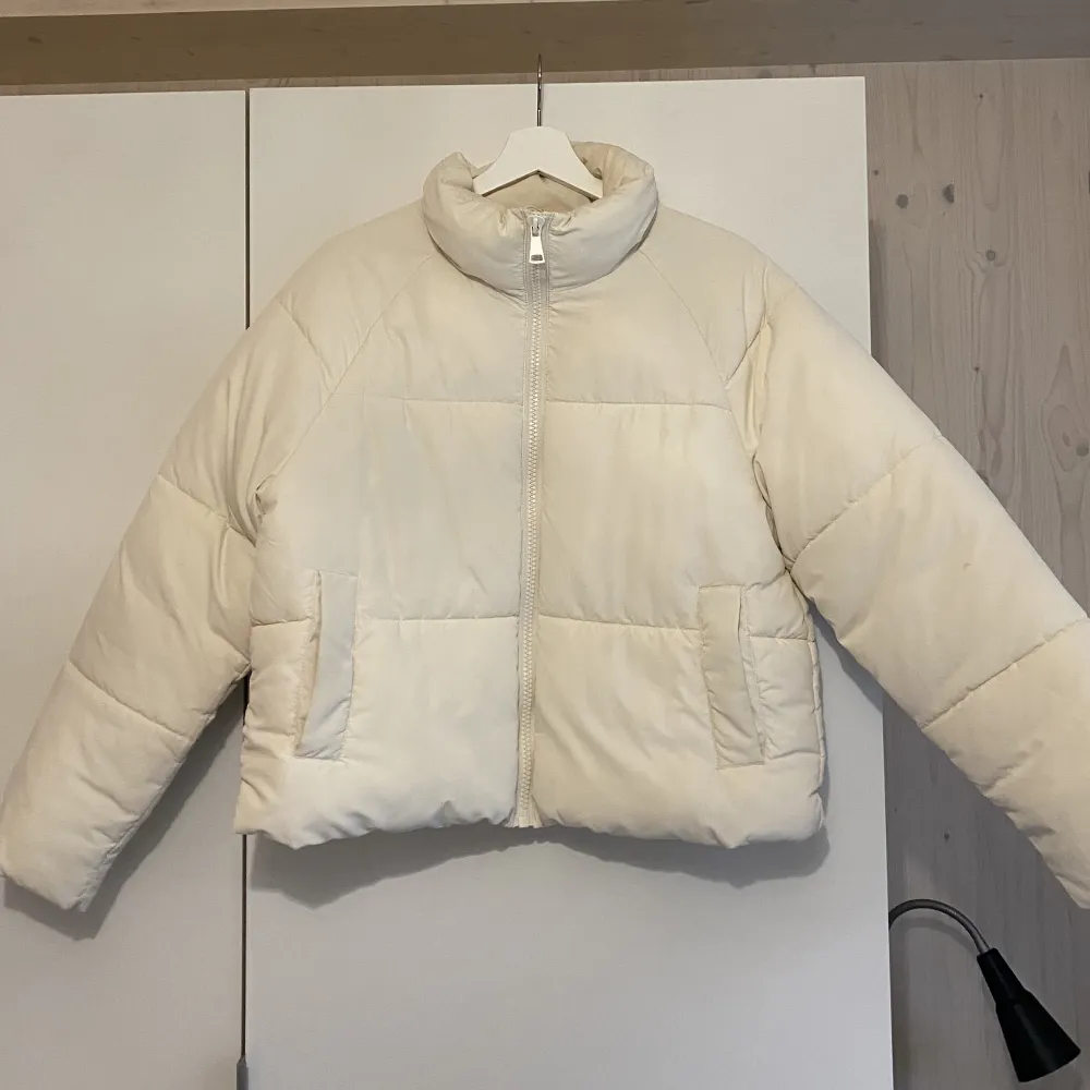 Puffer-jacka från monki i färgen ”dusty white”🤍. Jackor.