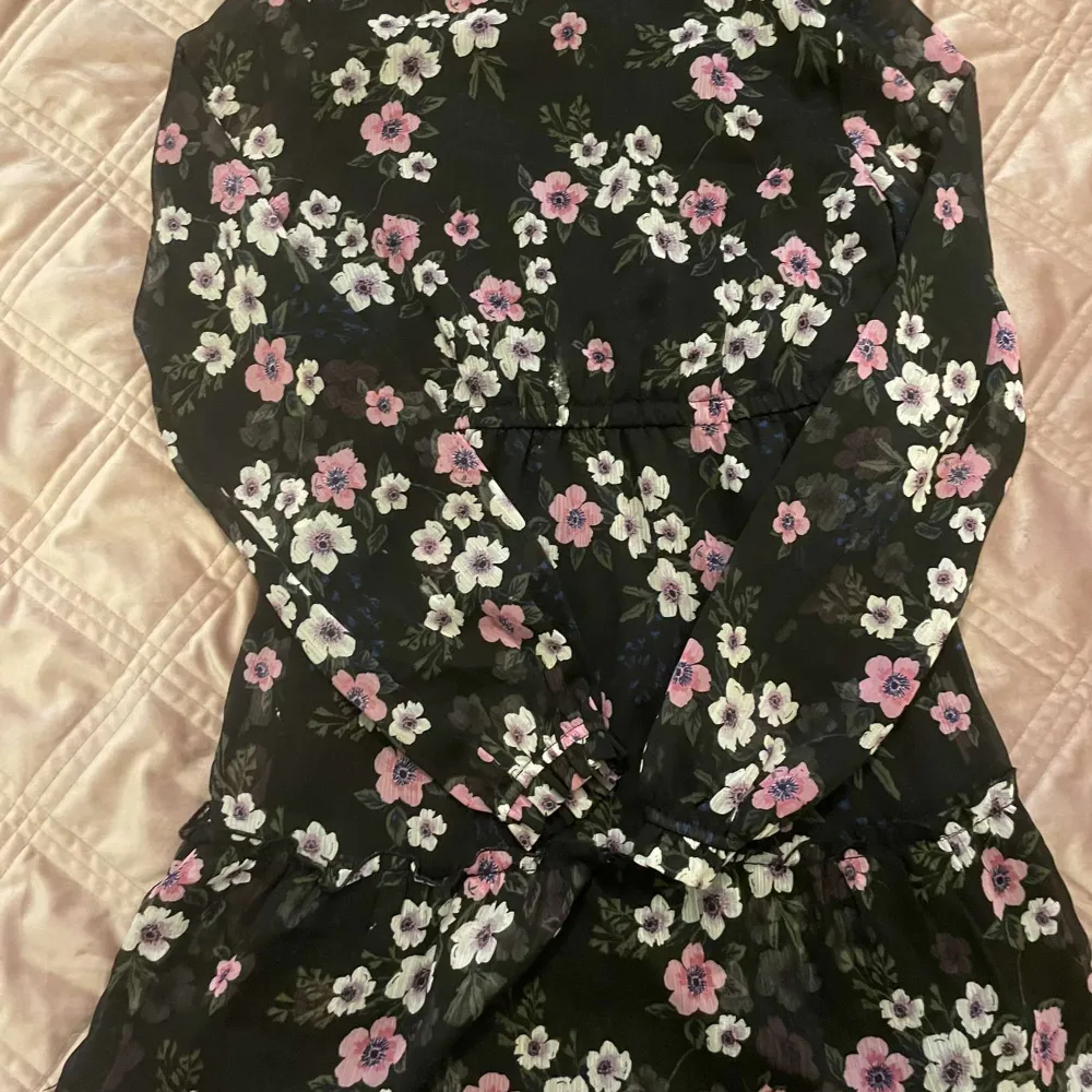 En blommig klänning, har använt fåtal gånger för länge sen men är som nyskick. Skriv privat för fler bilder💕. Mekot.