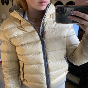Colmar jacka! Sååå mysig - En beige Colmar jacka, kan användas till höst/vinter! Den är varm och skönt material. Välvårdad
