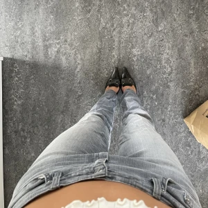 gråa raka jeans - raka jeans köpta second hand från märket holiday. står storlek 34 men passar mig som brukar ha W31 eller 38 i jeans. midjemåttet är 38 cm och innerbenslängden 82 cm, är 178 cm lång som referens 💓💗