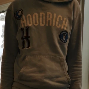 Hoodrich  - Använt den 2-3 gånger säljer denna för att den är förliten tröjan är M och bycksorns ä L. Kan gå ner i pris vid snabb affär och det går att byta 