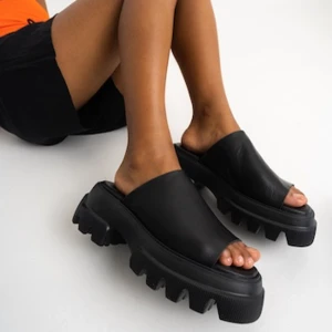 Nya sandaler från Copenhagen Shoes! - Chunky sandaler från Copenhagen Shoes, använda endast 2 gånger, inga repor eller skador, dom är som nya.  Storlek 41, men dom har funkat lika bra att använda för mig med storlek 39! Nypris: 1500