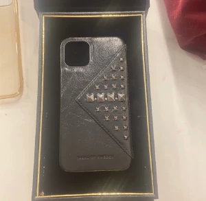 Skal iPhone 11 pro - Säljer supersnyggt och trendigt skal från ideal of Sweden🖤Helt oanvänt, lådan ingår! (Första & andra bilden är lånad)