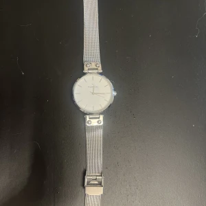 Damklocka silver mockberg - Fin damklocka i silver och vit tavla från mockberg bra skick