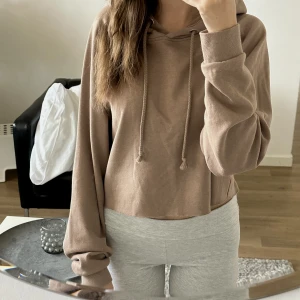 croppad hoodie  - beige croppad hoodie. jättemysigt material inuti. använd max 2 gånger