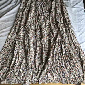 Vintage kjol - En kjol från 70-80 talet, fick den av min farmor men använder inte längre. Midjan är väldigt tight så jag skulle rekommendera XS-S men det bra med kjolen är att den har knappar på sidan så man kan ändra hur den ska sitta. Kjolen går från navel till fötter