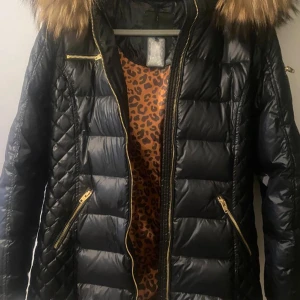 Rockandblue Vinter jacka  - Jag säljer min Rockandblue vinter jacka, på grund av att jag inte får någon användning av den längre, den är i storlek 40 men passar 38 väldigt bra. Den är endast använd under en vinter, endast 3 gånger! Äkta päls! Nytt pris 3999kr köpt från Miinto. 