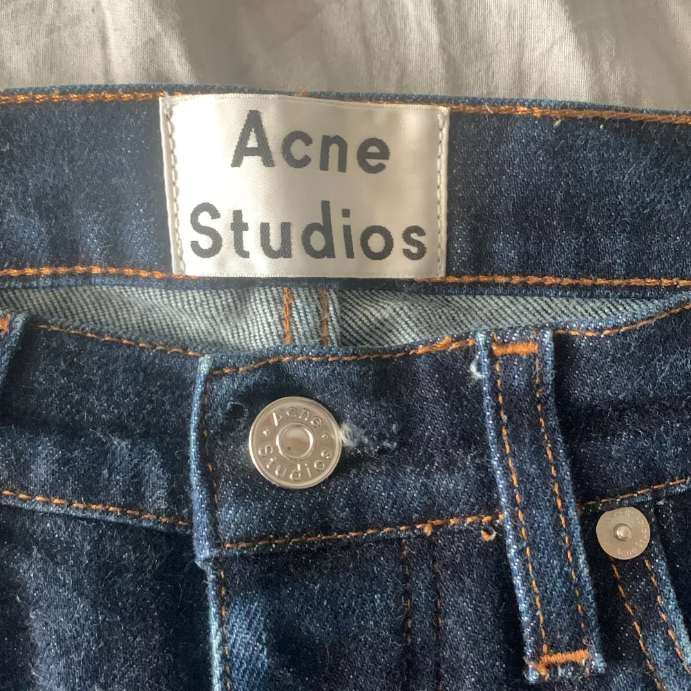 Hej! Säljer ett par sjukt fina jeans från acne studios!  De är helt nya och bara testade! Nypris : 2500+ Mitt pris : 649. Jeans & Byxor.