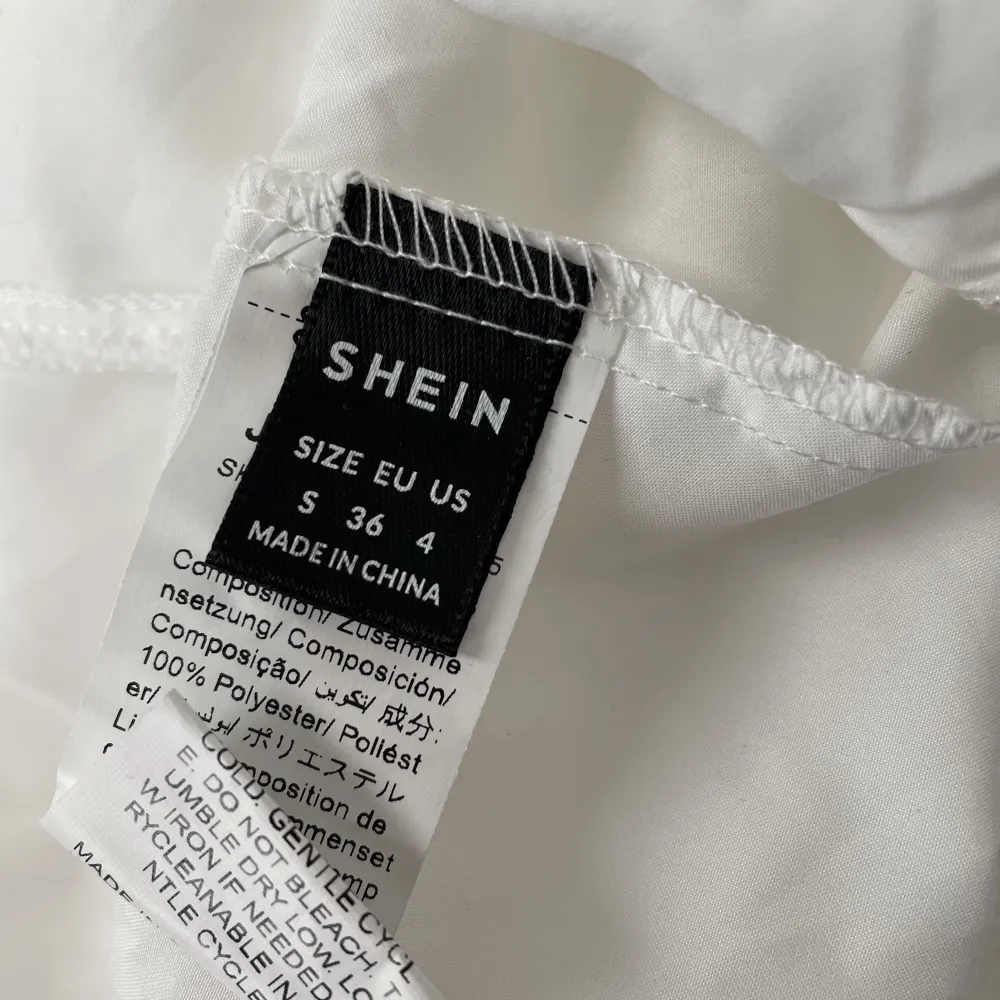 Superfin vit klänning från SHEIN. Aldrig använd. Storlek S/36.. Klänningar.