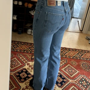 Levi’s Low Pro Straight Jeans - Helt nya levisjeans i storlek W25 i modellen ”Low pro straight” som jag skulle säga är mid rise. Köpta för 1000kr. Säljer pga felköp då dem är något för små för mig som normalt har W26. Passar perfekt i längd för mig som är 167cm. ☺️