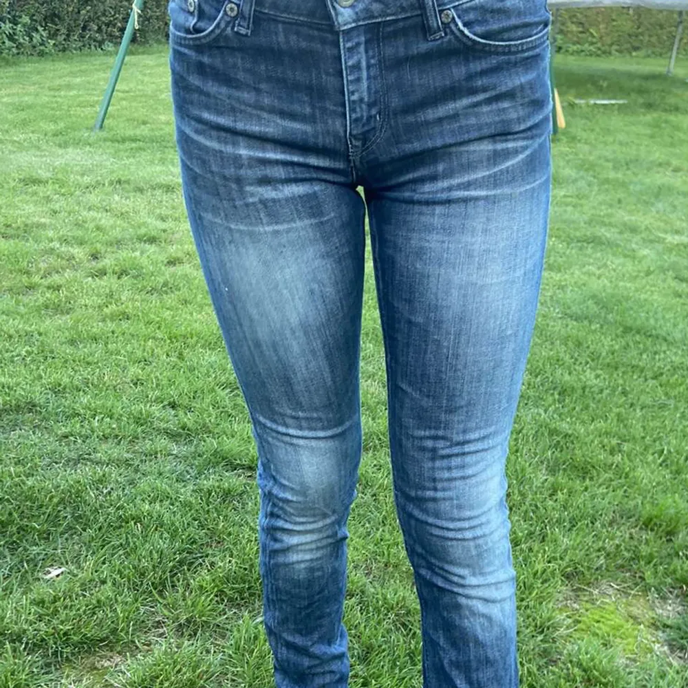 Jätte fina jeans som tyvärr inte kommer till användning längre! Midrise och sitter jätte fint! Skriv för fler bilder!. Jeans & Byxor.
