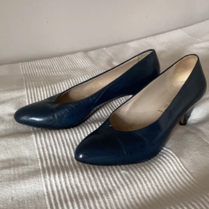 Blå klackskor - Jättefina blå klackskor i ballerinmodell🤍 storlek 39🤍Tryck gärna på köp nu🤍