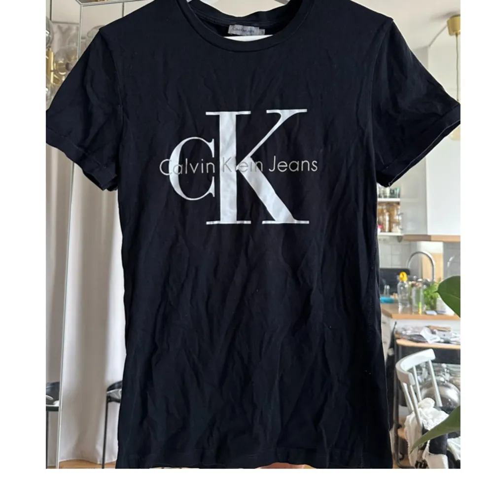 T-shirt från Calvin Klein i storlek S. Använd men i bra skick, börjar bli några slitningar på trycket.. T-shirts.