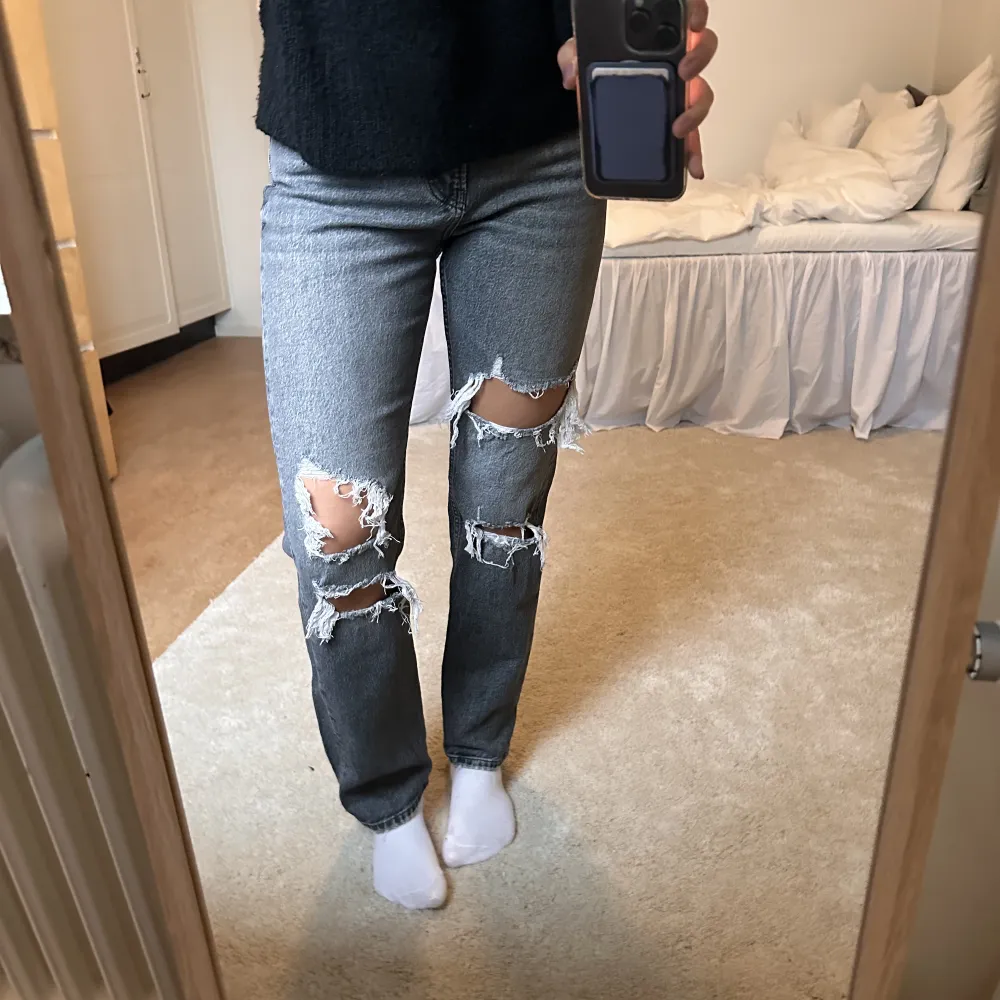 Grå Zara jeans med slitningar och medelhög midja, använda ett fåtal gånger. Jeans & Byxor.