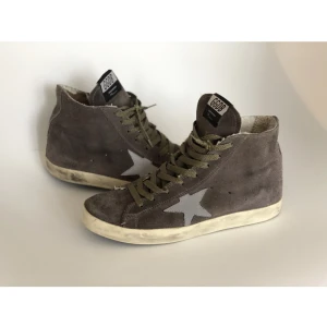 Golden goose  - Golden goose skor i superfint skick, liten slitning bak i hälen som är tejpat. Går säkert att fixa ihop lite snyggare 💗