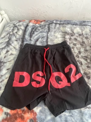 Dsquared short  - Riktigt fina shorts fick i present aldrig använda 