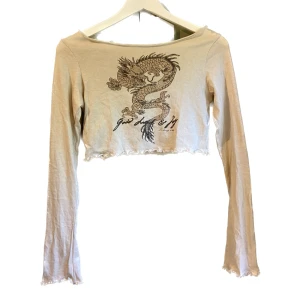 Topp - Såå fin topp som köptes på plick men tyvärr var för liten! Den var helt oanvänd när jag köpte den med lappen kvar. Tyvärr har jag lyckats riva av den, men den är fortfarande endast testad! ❤️ M men passar bättre XS-S!