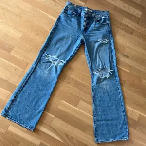 Boot cut jeans från Levi’s med slitna hål på lår och vid knän.  Använda 2 gånger. Säljer dem då de är lite för trånga för mig.  Nypris cirka 1500:- 