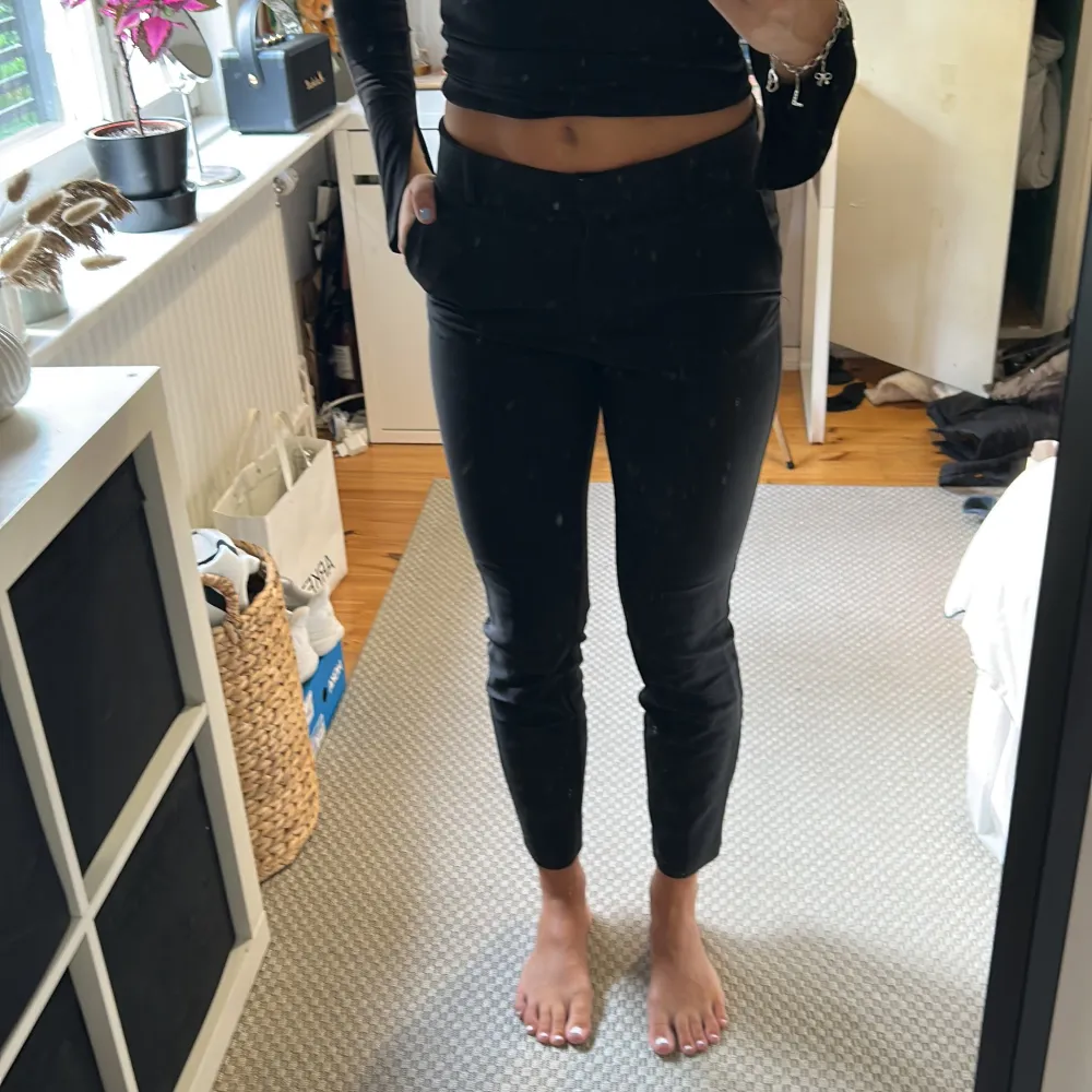 Svarta kostymbyxor från H&M som blivit för små för mig. För referens så är jag 172 cm lång. Köparen står för frakt🤗 . Jeans & Byxor.