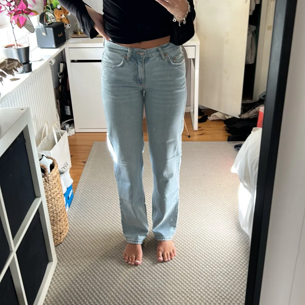 Jätttefina jeans i ljus tvätt. Säljer då de tyvärr är för små för mig. För referens så är jag 172 cm lång och de är bra längd på mig. Köparen står för frakt!🤗. Jeans & Byxor.