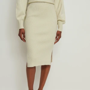 Rivbstickad kjol - Ribbstickad kjol ifrån nakd i en naturvit färg.