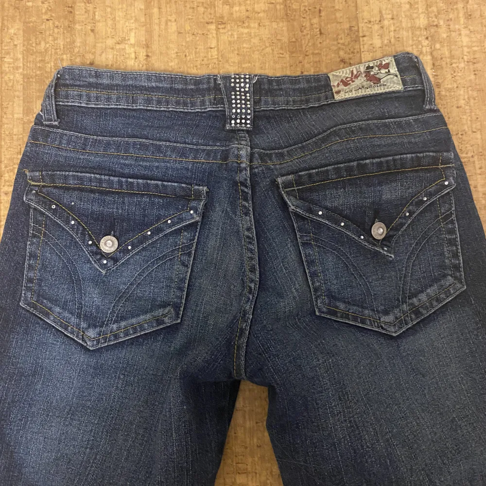 Söta jeans med stenar, bootcut och lågmidjade⭐️Midjemått: 35 Innerbenslängd: 75. Jeans & Byxor.