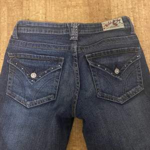 Söta jeans med stenar, bootcut och lågmidjade⭐️Midjemått: 35 Innerbenslängd: 75