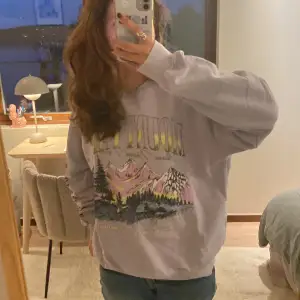 säljer denna fina tröja från pull&bear, har haft denna i ett tag nu men kommer inte till användning den är i jättefint skick, det står att den är i storlek xs men är oversize så passar tom m💘💘