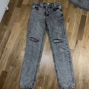 Gråa jeans med hål på knäna - Använd ungefär 5 gånger. Köpt för ca 400kr