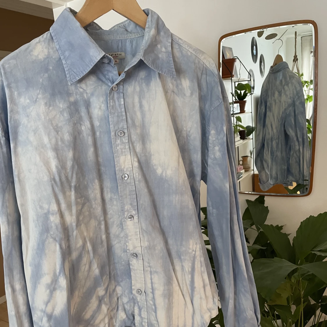 Retro himmelsblå batikskjorta